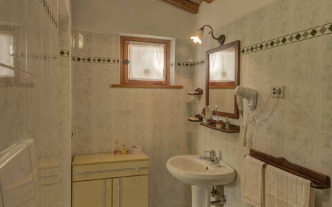 Leccino: Robinet, Luminaire Plomberie, Propriété, Évier, Miroir, Bâtiment, Design Intérieur, Lavabo, Éclairage, Salle De Bains