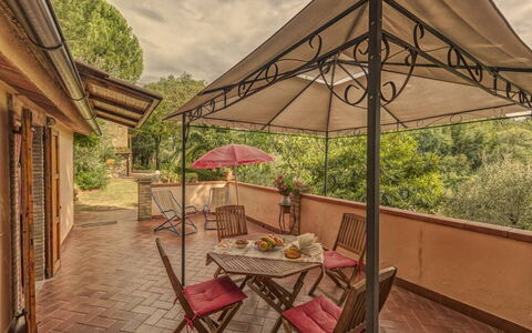 Leccino: Meubles, Table, Plante, Ombre, Bâtiment, Tableau De Plein Air, Mobilier De Jardin, Chaise, Arbre, Bois