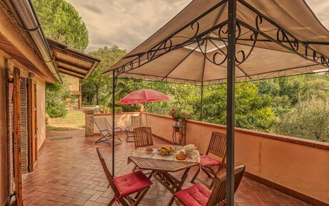 Leccino: Propriété, Meubles, Table, Bâtiment, Plante, Ombre, Tableau De Plein Air, Mobilier De Jardin, Arbre, Chaise