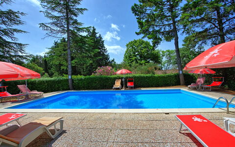 Leccino: L'Eau, Plante, Nuage, Ciel, Propriété, Piscine, Parapluie, Bleu Azur, Ombre, Arbre