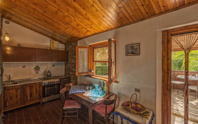 Leccino 3: Cadre, Propriété, Table, Bois, Design Intérieur, Cabinetry, Sol, Mur, Salon, Évier