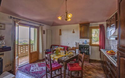 Leccino 5: Propriété, Meubles, Table, Cadre, Cabinetry, Chaise, Fenêtre, Bois, Design Intérieur, Tiroir