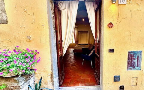 Vicolo Della Scala Rooms: Bâtiment, Plante, Fenêtre, Bleu Azur, Porte, Bois, Maison, Peindre, Plante D'Appartement, Ligne