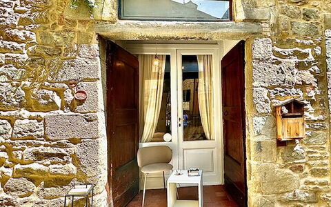 Vicolo Della Scala Rooms: Fenêtre, Bâtiment, Porte, Bois, Brique, Plante, Chaise, Maison, Rideau, Façade