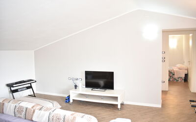 Tiberina 2: Meubles, Canapé, Bâtiment, Confort, Bois, Télévision, Salon, Maison, Sol