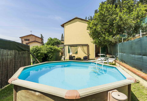 Camaiore House With Pool, La Casa Dei Ricci: L'Eau, Propriété, Ciel, Plante, Piscine, Bleu Azur, Arbre, Ombre, Bâtiment, Loisir
