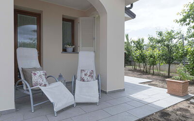 Cuore Toscano: Propriété, Plante, Ombre, Éclairage, Architecture, Design Intérieur, Chaise, Bois, Sol, Immobilier