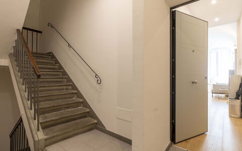 Atelier la Scala: Bâtiment, Bois, Maison, Sol, Escaliers, Salle, Immobilier, Porte, Dur