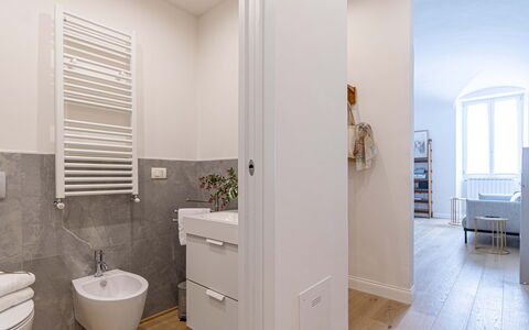 Atelier la Scala: Armoire De Toilette, Évier, Luminaire Plomberie, Fenêtre, Lavabo, Bois, Salle De Bains, Design Intérieur, Robinet