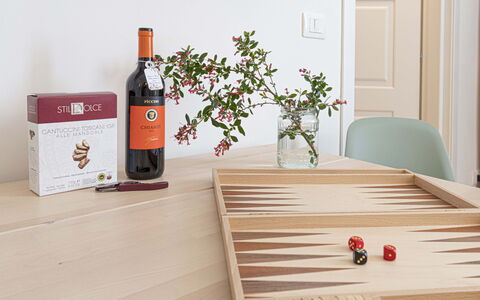 Atelier la Scala: Bouteille, Table, Produit, Plante, Du Vin, Porte, Bois, Vaisselle, Rectangle