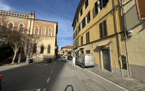 Piazza S. Romano: Fenêtre, Bâtiment, Nuage, Voiture, Véhicule, Ciel, Surface De La Route, Asphalte, Maison, Zone Résidentielle