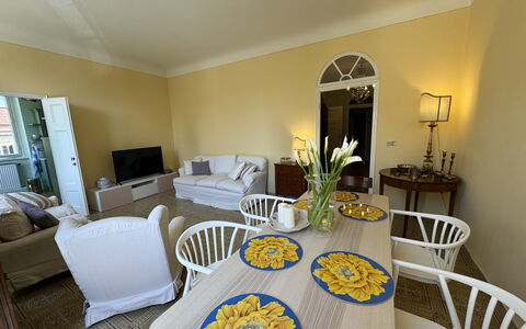 Piazza S. Romano: Table, Meubles, Propriété, Décoration, Chaise, Éclairage, Textile, Design Intérieur, Architecture, Plante