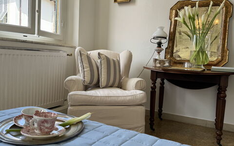 Piazza S. Romano: Meubles, Propriété, Table, Fenêtre, Confort, Bois, Textile, Cadre, Vaisselle, Chaise