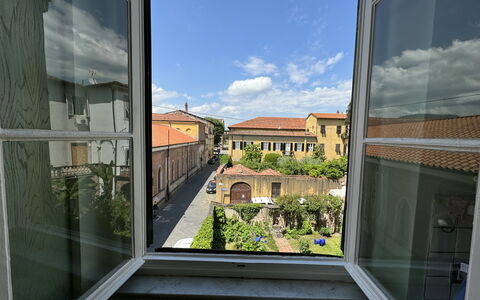 Piazza S. Romano: Nuage, Ciel, Propriété, Bâtiment, Design Intérieur, Architecture, Ombre, Matériel De La Propriété, Immobilier