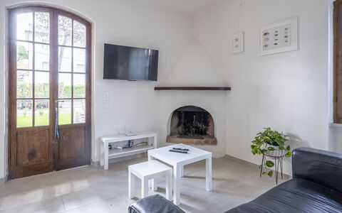 Dimora Del Capitano: Propriété, Table, Meubles, Cadre, Canapé, Design Intérieur, Plante, Fenêtre, Bois, Plante D'Appartement