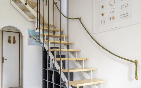 Dimora Del Capitano: Bâtiment, Escaliers, Bois, Peindre, Rayonnage, Maison, Sol, Sol, Porte