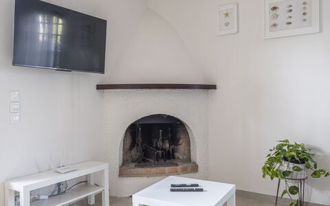 Dimora Del Capitano: Meubles, Table, Propriété, Plante, Canapé, Cadre, Bâtiment, Bois, Design Intérieur, Architecture