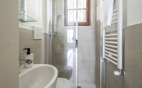 Dimora Del Capitano: Luminaire Plomberie, Robinet, Fenêtre, Propriété, Bâtiment, Évier, Salle De Bains, Lavabo, Design Intérieur