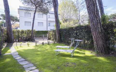 Dimora Del Capitano: Plante, Propriété, Extérieur Banc, Ciel, Bâtiment, Arbre, Lot Terre, Végétation, Architecture, Mobilier De Jardin