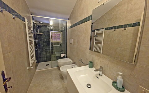Villa Maddalena: Sol, Luminaire Plomberie, Sol, Design Intérieur, Salle De Bains, Évier, Robinet, Plomberie, Pièce, Lavabo