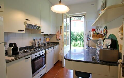 Villa Maddalena: Cabinetry, Comptoir, Propriété, Cuisine, Appareil De Cuisine, Cuisinière, Évier, Électroménager, Design Intérieur, Sol