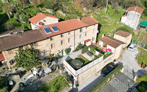 Casa Montebello: Bâtiment, Fenêtre, Plante, Maison, Voiture, Arbre, Design Urbain, Toit, Zone Résidentielle, Immobilier