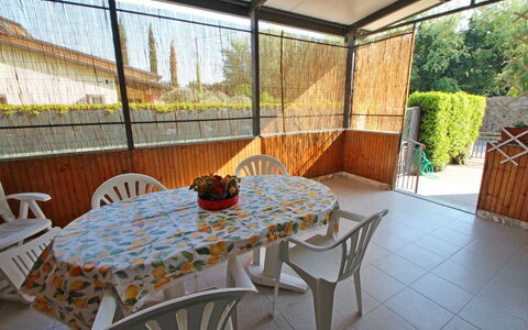 Casa Leonardo: Table, Meubles, Chaise, Plante, Design Intérieur, Ombre, Arbre, Bois, Bâtiment, Mobilier De Jardin
