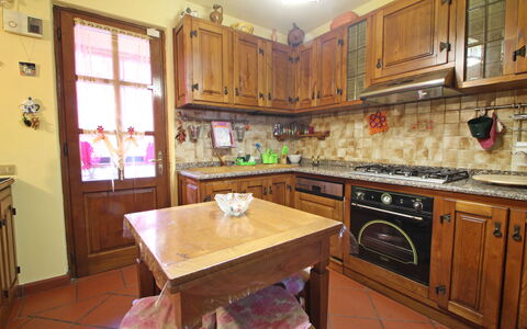 Villa La Rocca: Cabinetry, Comptoir, Meubles, Cuisine, Bois, Appareil De Cuisine, Électroménager, Bâtiment, Table, Design Intérieur