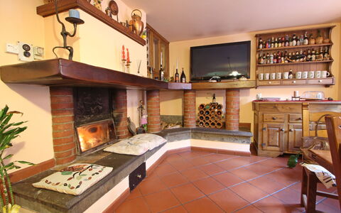 Villa La Rocca: Propriété, Meubles, Table, Bois, Cadre, Design Intérieur, Canapé, Étagère, Salon, Plante