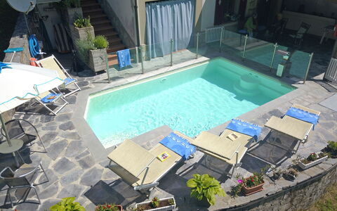 Villa La Rocca: L'Eau, Plante, Propriété, Piscine, Ombre, Bâtiment, Loisir, Mobilier De Jardin, Design Urbain, Condominium