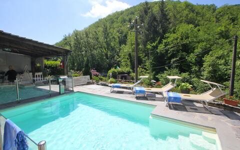Villa La Rocca: L'Eau, Propriété, Plante, Nuage, Piscine, Ciel, Bleu Azur, Chaise, Arbre, Mobilier De Jardin
