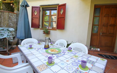 Villa La Rocca: Table, Meubles, Propriété, Violet, Porte, Textile, Chaise, Design Intérieur, Architecture, Plante