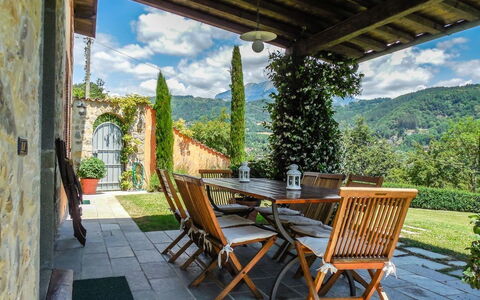 Villa Gelsomino: Plante, Ciel, Meubles, Nuage, Propriété, Feuille, Bleu Azur, Table, Bois, Ombre