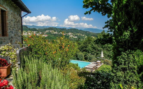 Villa Gelsomino: Fleur, Plante, Ciel, Nuage, Fenêtre, Bâtiment, Vert, Paysage Naturel, Arbre, Lot Terre