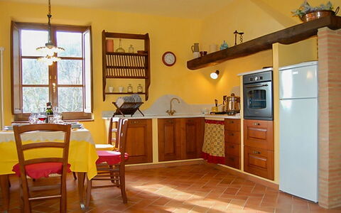 Villa Gelsomino: Meubles, Table, Cabinetry, Fenêtre, Chaise, Bois, Architecture, Comptoir, Tiroir, Cuisine
