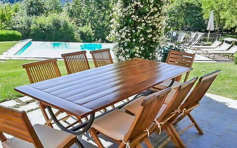 Villa Gelsomino: Table, Meubles, Vert, Chaise, Tableau De Plein Air, Bois, Arbre, Mobilier De Jardin, Rectangle, Ombre