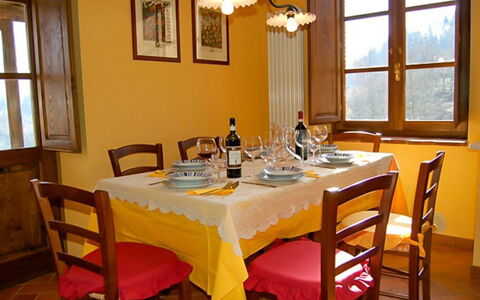 Villa Gelsomino: Table, Meubles, Vaisselle, Propriété, Fenêtre, Chaise, Nappe De Table, Design Intérieur, Table Cuisine Et Salle A Manger, Mur