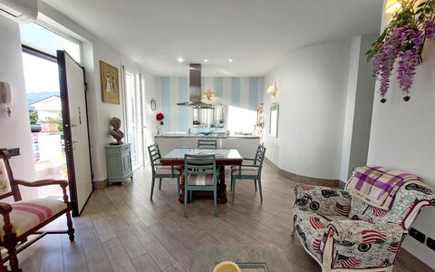 Appartamento Mare Azzurro: Table, Meubles, Propriété, Cadre, Bâtiment, Canapé, Chaise, Maison, Design Intérieur, Jaune