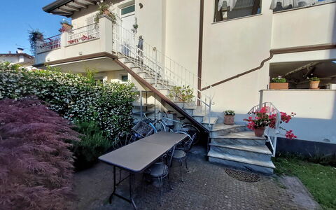 Appartamento Mare Azzurro: Plante, Bâtiment, Propriété, Fenêtre, Maison, Architecture, Ombre, Mobilier De Jardin, Mur, Surface De La Route