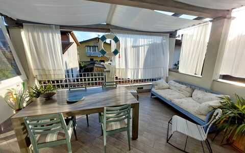 Appartamento Mare Azzurro: Table, Meubles, Plante, Canapé, Bleu Azur, Plante D'Appartement, Ombre, Bois, Salon, Sol