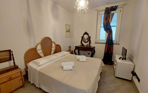 Appartamento Mare Azzurro: Meubles, Bâtiment, Confort, Table, Bois, Design Intérieur, Éclairage, Cadre De Lit, Décoration, Sol