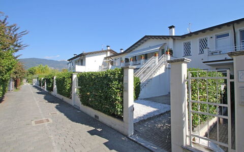 Appartamento Mare Azzurro: Ciel, Propriété, Bâtiment, Plante, Fenêtre, Arbre, Design Urbain, Pente, Surface De La Route