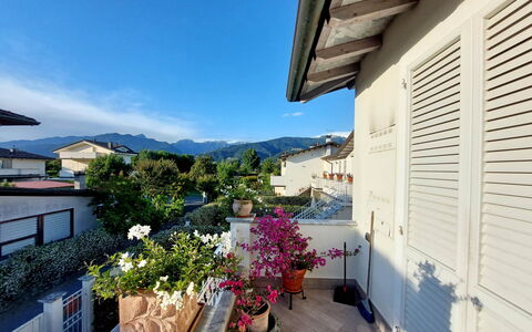 Appartamento Mare Azzurro: Plante, Ciel, Bâtiment, Fleur, Pot De Fleur, Fenêtre, Plante D'Appartement, Maison, Nuage, Ombre