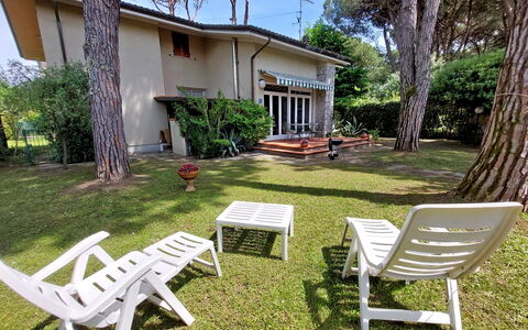 Casa La Pineta: Plante, Meubles, Bâtiment, Ombre, Arbre, Mobilier De Jardin, Végétation, Ciel, Loisir, Paysage