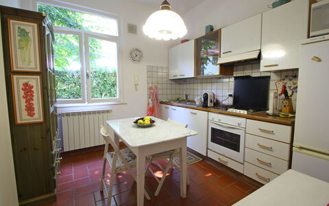 Casa La Pineta: Meubles, Cabinetry, Fenêtre, Table, Comptoir, Cuisine, Bois, Design Intérieur, Tiroir