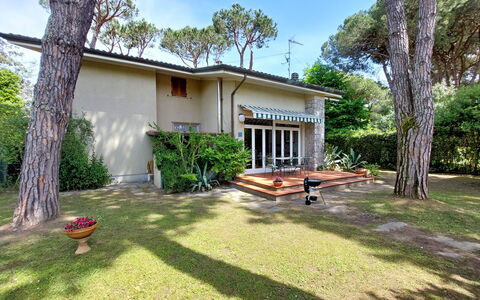 Casa La Pineta: Ciel, Plante, Propriété, Bâtiment, Arbre, Lot Terre, Maison, Ombre, Chalet, Fenêtre