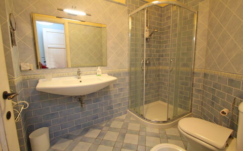 Casetta Verde: Marron, Miroir, Luminaire Plomberie, Robinet, Évier, Propriété, Bâtiment, Lavabo, Salle De Bains