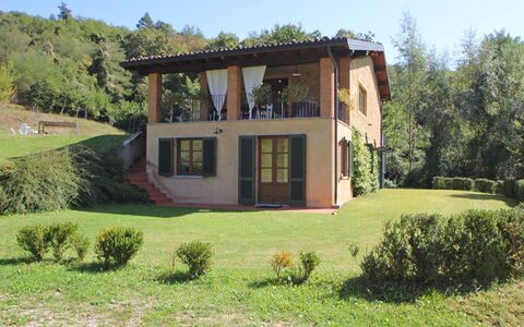 Casetta Verde: Plante, Propriété, Ciel, Bâtiment, Fenêtre, Arbre, Lot Terre, Paysage Naturel, Chalet, Maison