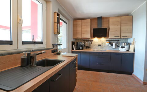 Villa Di Confine: Cabinetry, Évier, Evier, Robinet, Comptoir, Propriété, Cuisine, Fenêtre, Bois, Design Intérieur