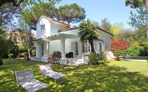 Villa Le Macchie: Plante, Ciel, Bâtiment, Propriété, Fenêtre, Arbre, Maison, Lot Terre, Chalet, Zone Résidentielle